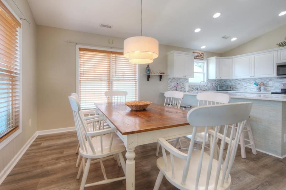 Dining Area
GW 5-22-25