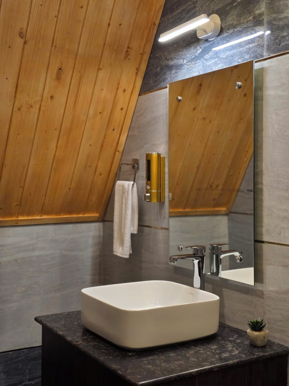 Elite Room | Bathroom | Shower, slippers, bidet, towels
