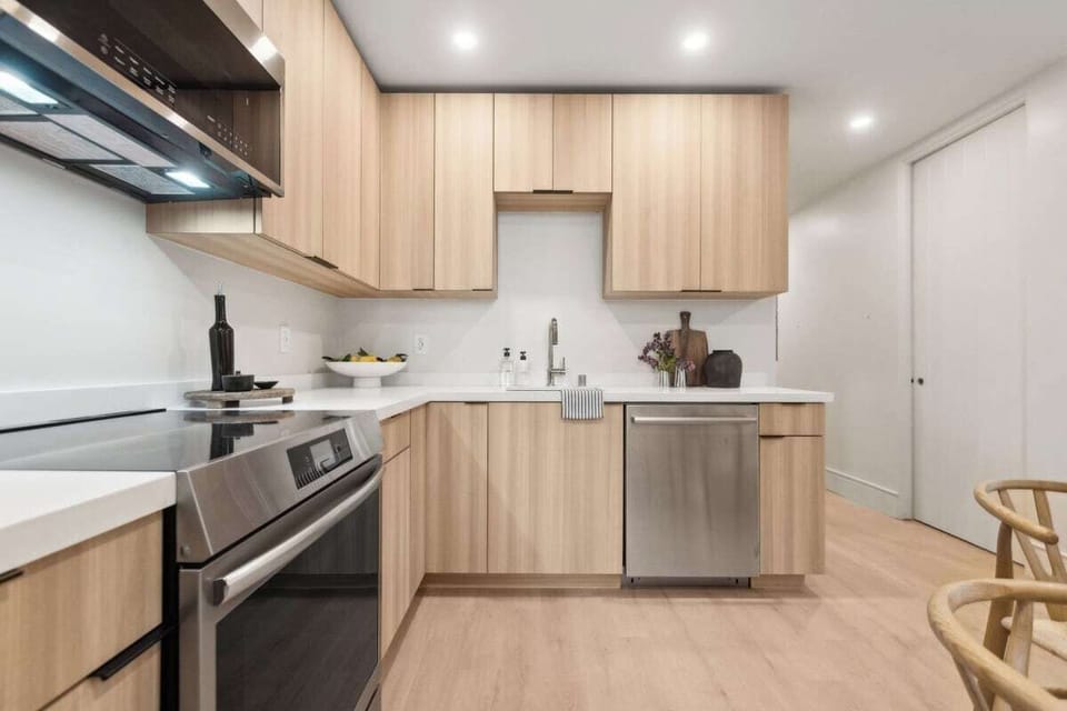 Full kitchen: Nespresso, fridge, stove/oven, plates and utensils,dishwasher
