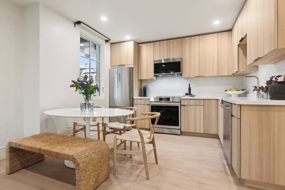 Full kitchen: Nespresso ,fridge, stove/oven, dishwasher