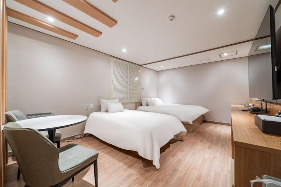 Twin Room | Desk, laptop workspace, free WiFi