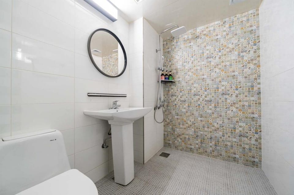 Twin Room | Bathroom | Hair dryer, towels, shampoo, toilet paper