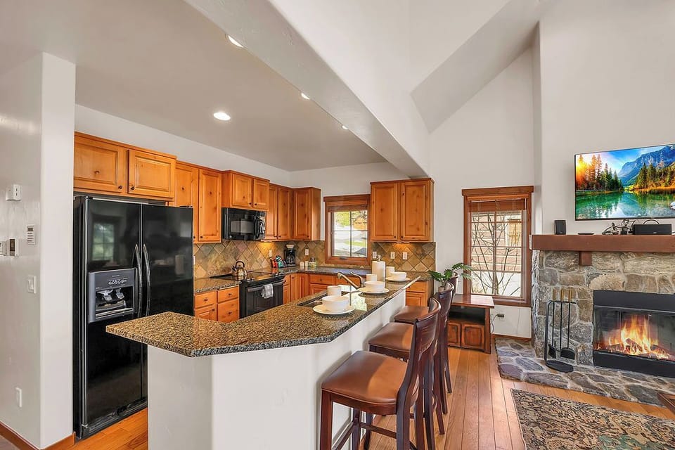 Space & Style: With ample counter space and contemporary design, this kitchen combines functionality with style, making meal prep a breeze. 