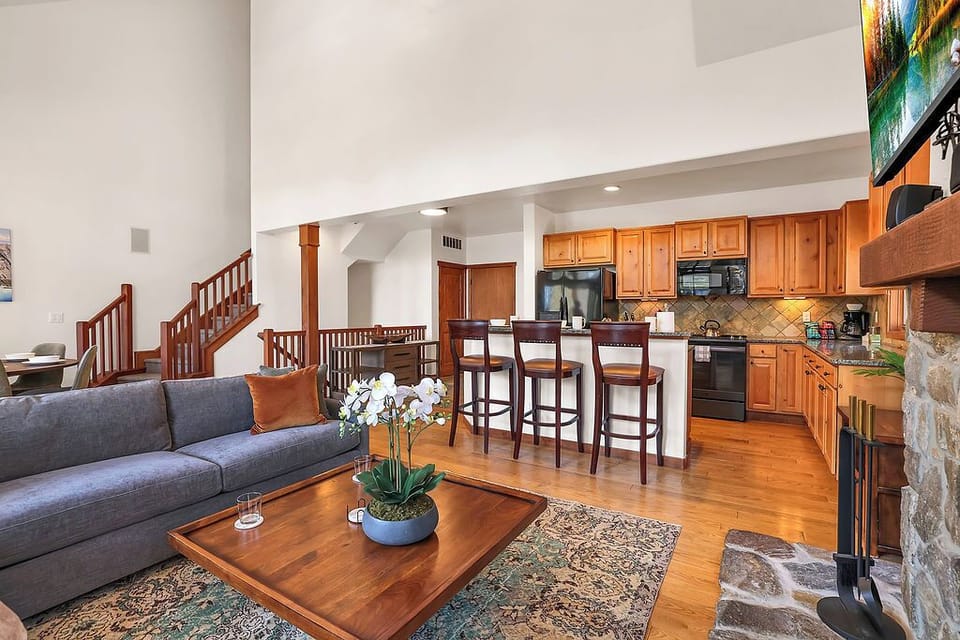 Open & Inviting: The kitchen flows seamlessly into the dining and living areas, perfect for keeping the conversation alive while you cook. 