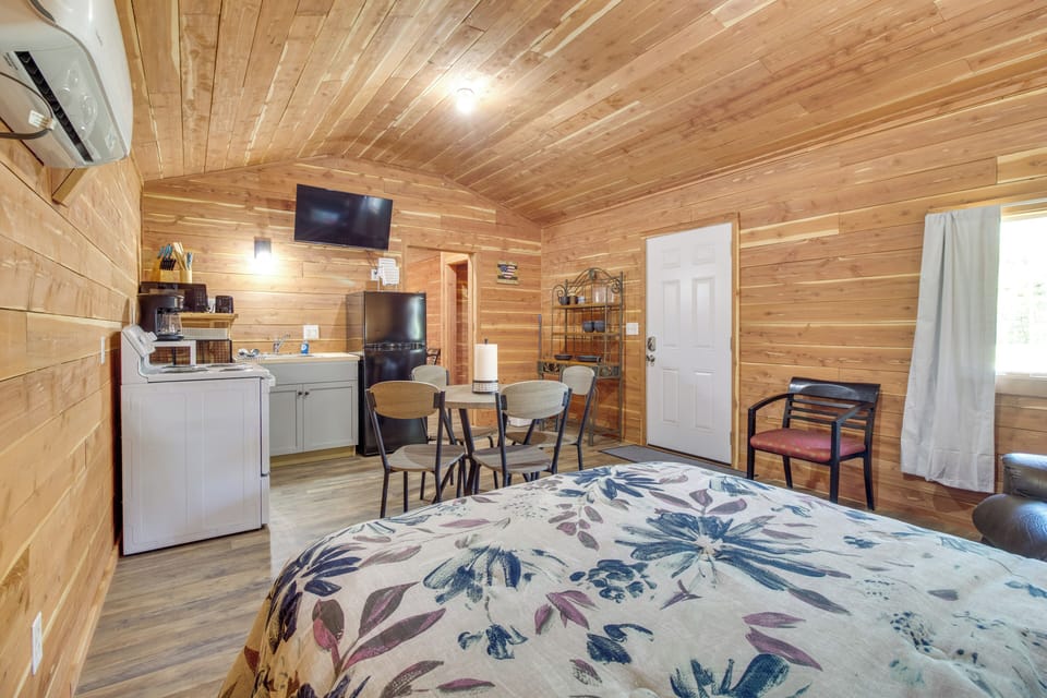 Half-mi to Bull Shoals Lake Access: Angler's Cabin Cottage in Lakeview