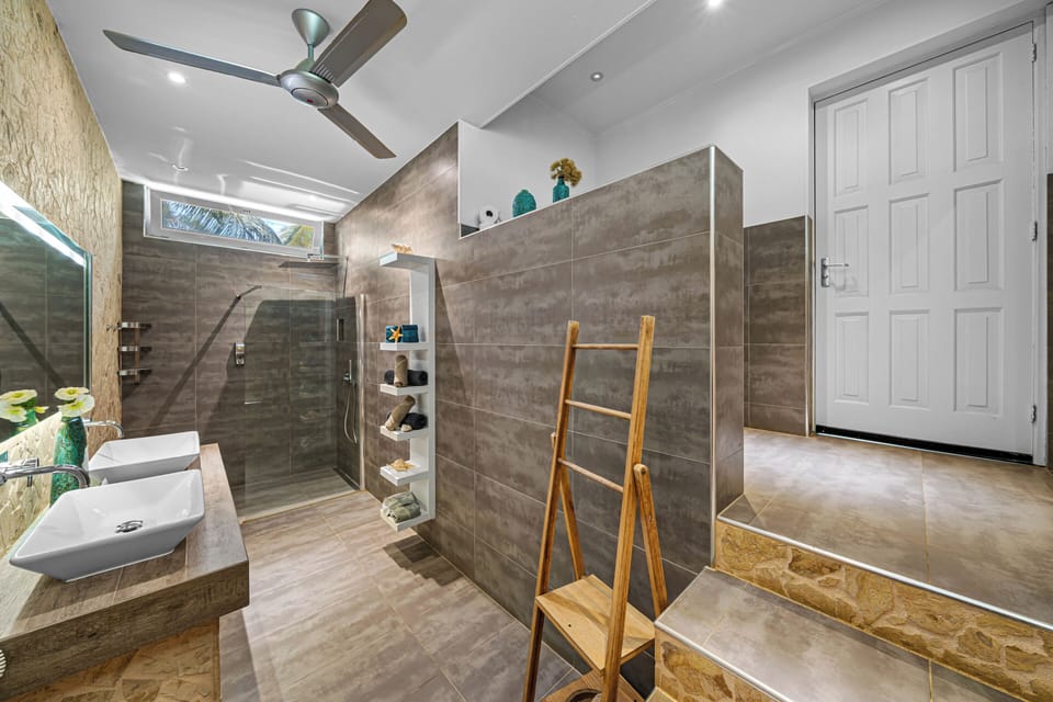 Deluxe Plus Cottage | Bathroom | Shower, rainfall showerhead, free toiletries, hair dryer