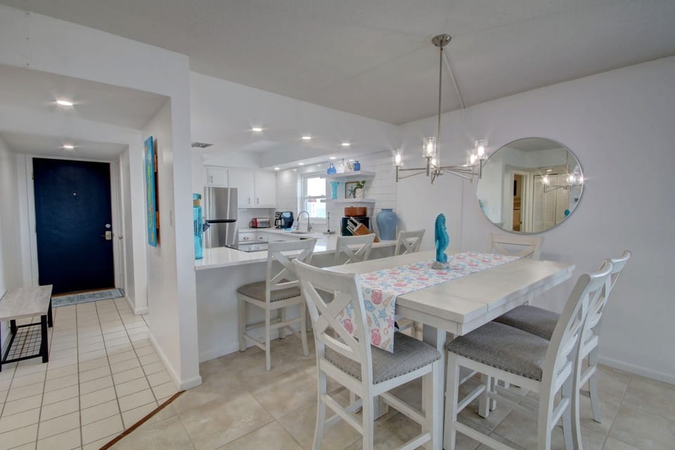 Condo, 2 Bedrooms | Dining