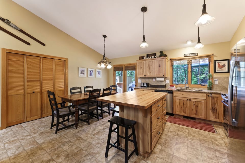 House, 2 Bedrooms | Dining