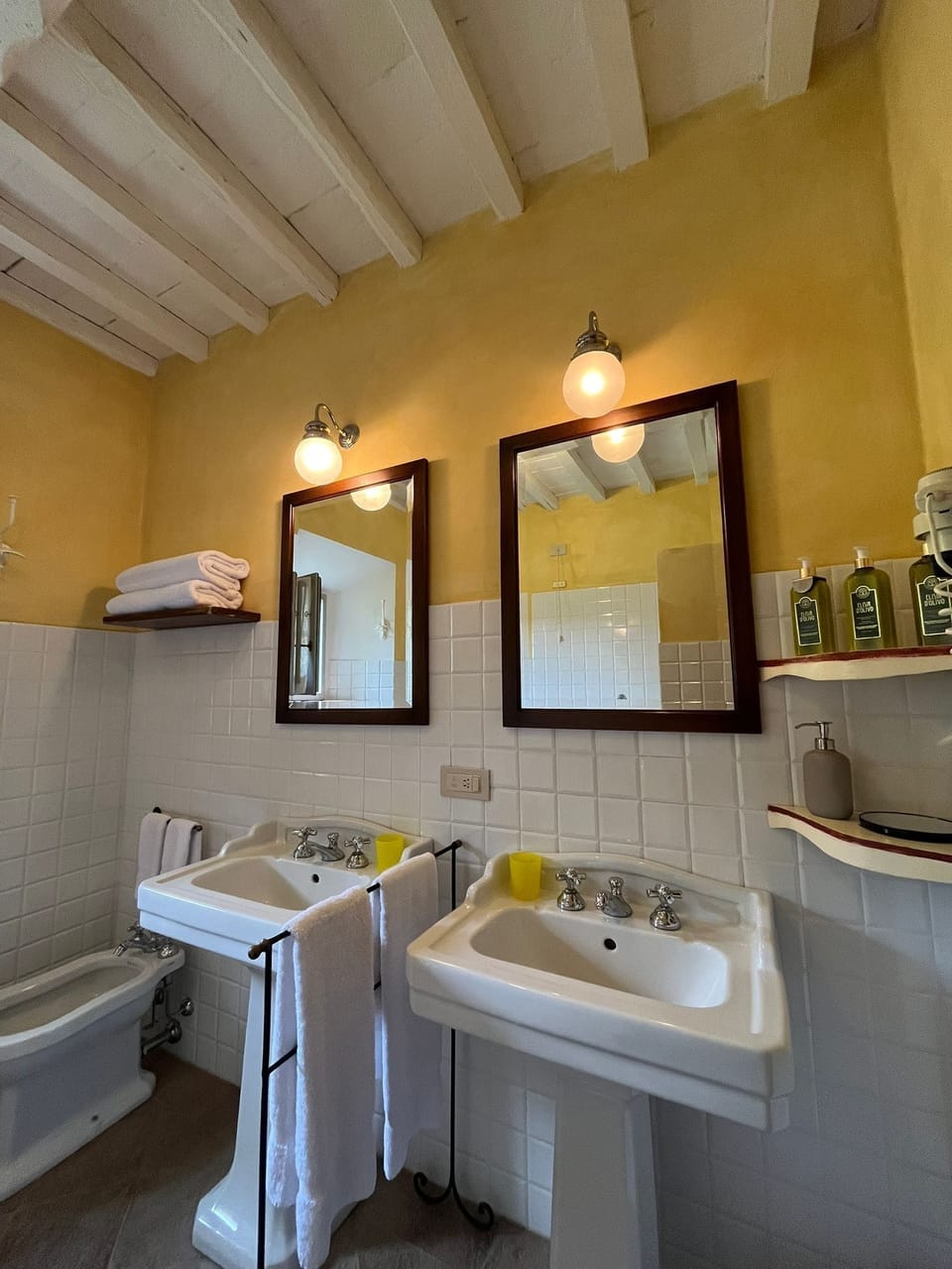 Junior Suite | Bathroom | Combined shower/tub, hair dryer, bidet, towels