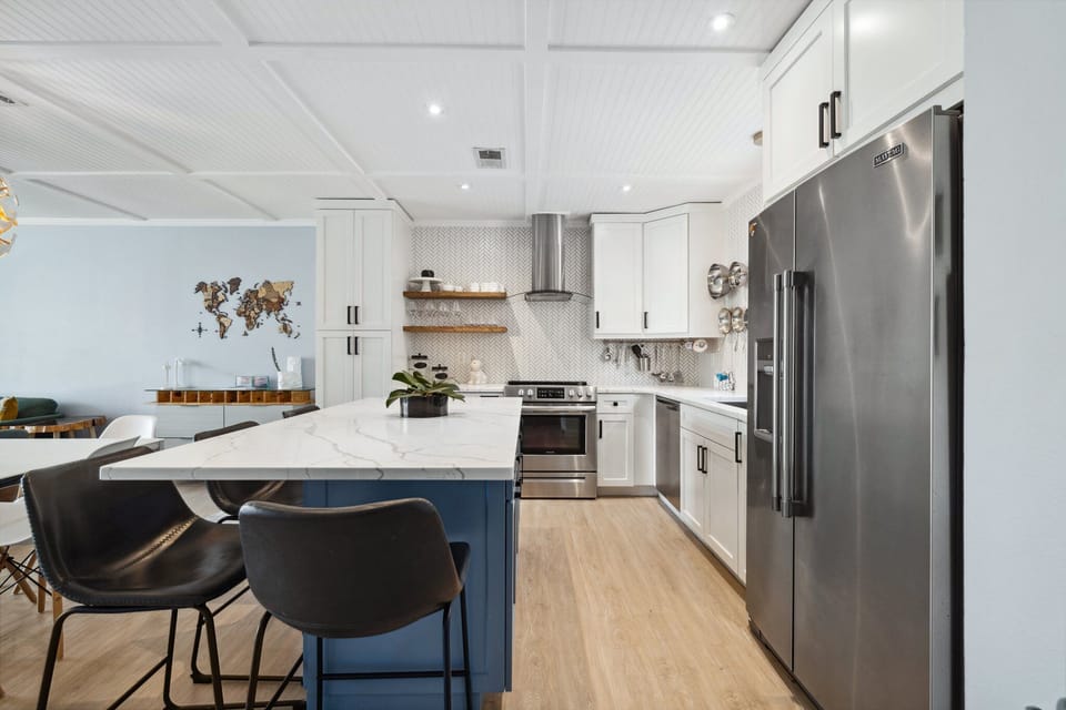 Full kitchen has all you need