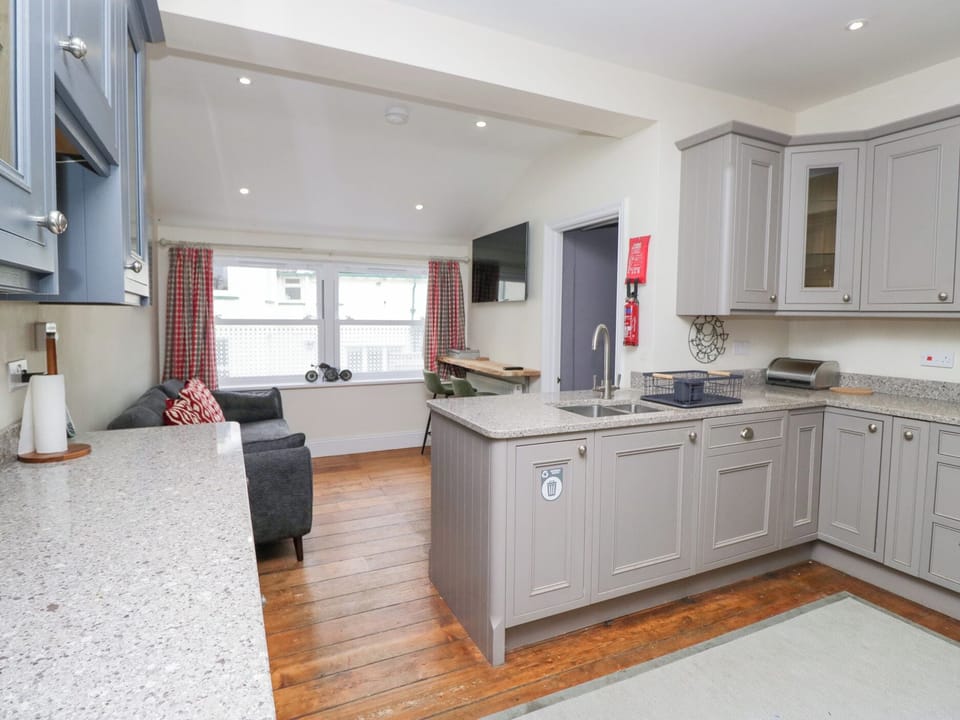 Cottage | Private kitchen | Dishwasher, cookware/dishes/utensils
