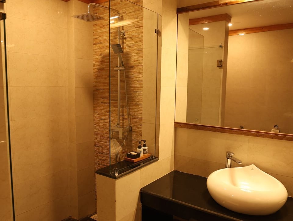 Deluxe Room, River View | Bathroom | Shower, hair dryer, towels, soap
