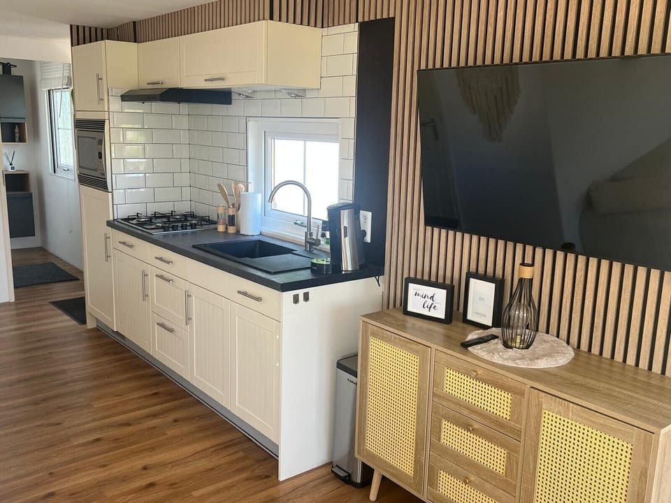 Kitchen with gas stove, refrigerator, freezer, coffee machine, oven and dishwasher
