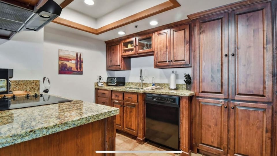 Deluxe Townhome, 4 Bedrooms | Private kitchen | Fridge, microwave, oven, stovetop