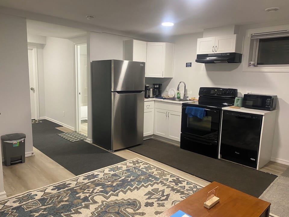 Full-size fridge, microwave, oven, stovetop
