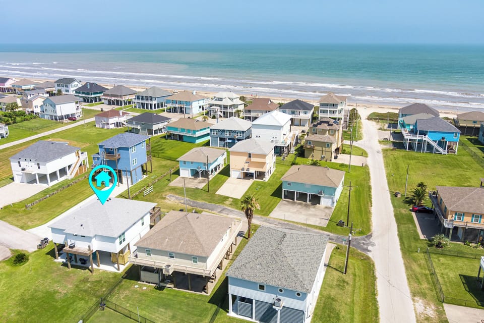 Excellent location with direct beach access and close to The Big Store.