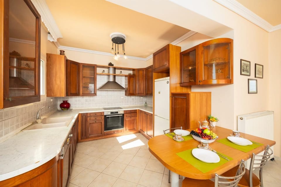 First floor: equipped kitchen