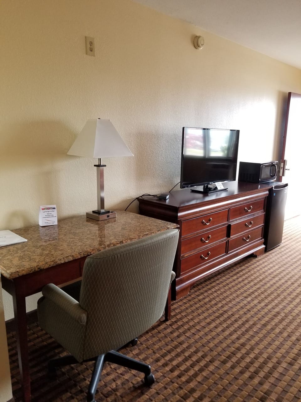 Desk, soundproofing, WiFi, bed sheets