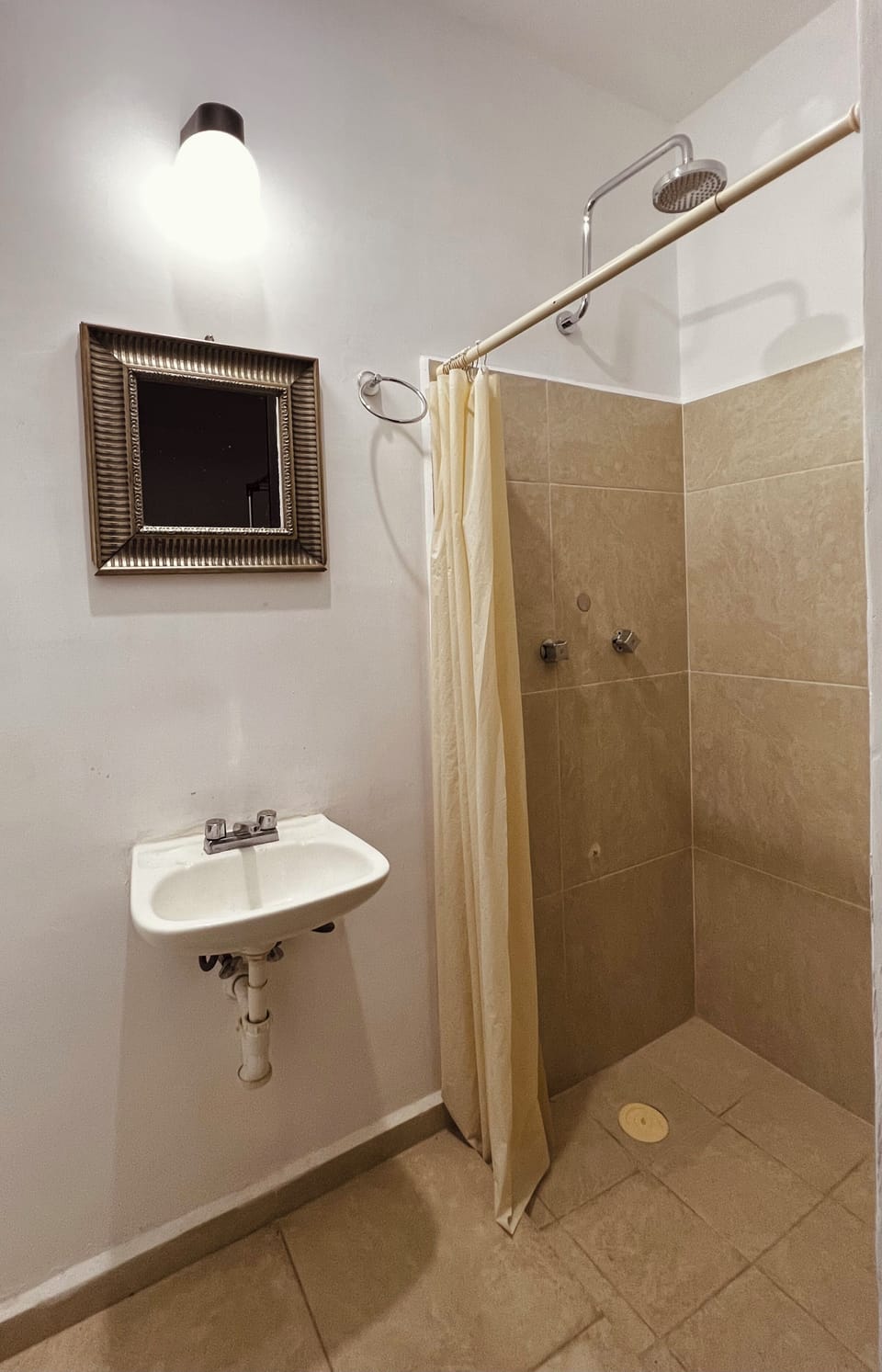 Basic Single Room | Bathroom