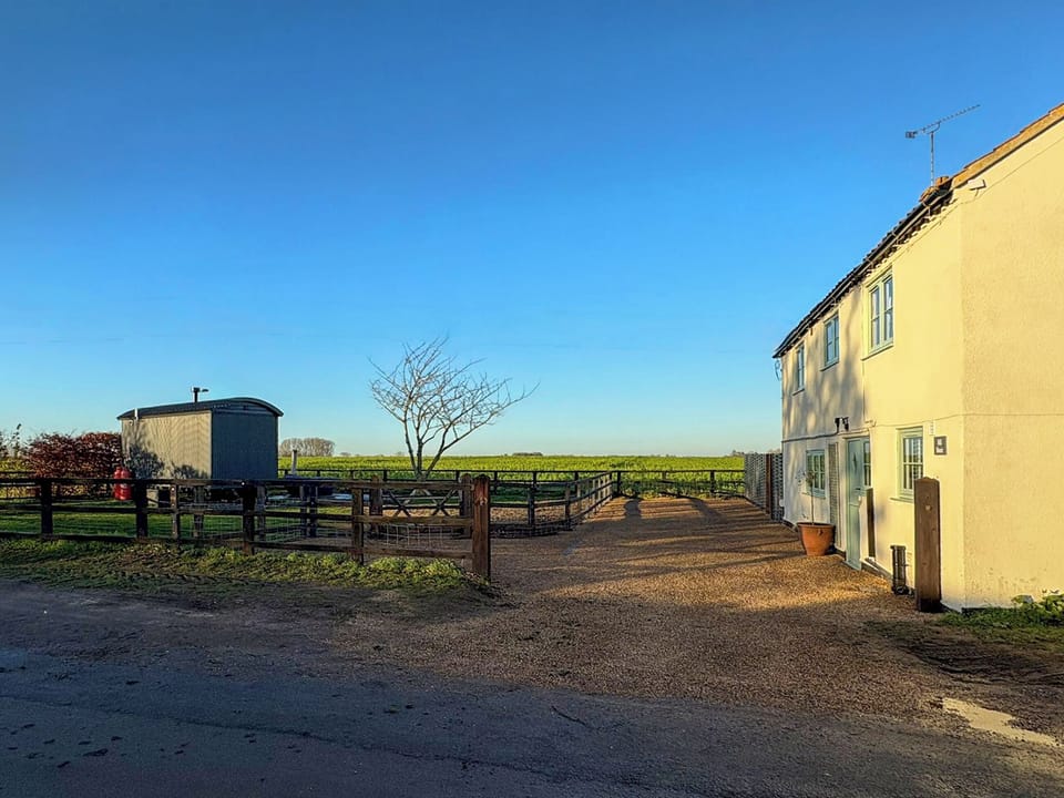 Outdoor | Shepherds Hut - Lilac Retreats, King&rsquo;s Lynn