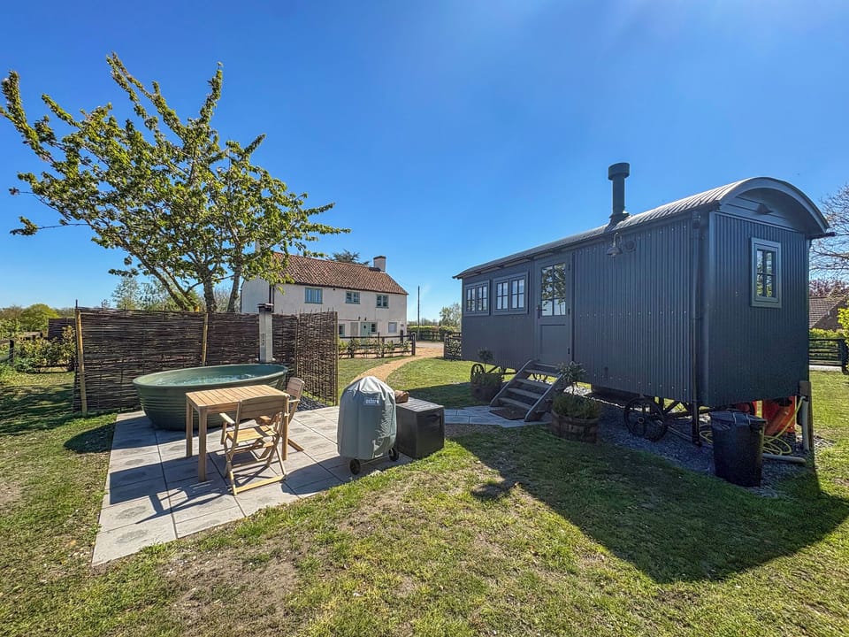 Exterior | Shepherds Hut - Lilac Retreats, King&rsquo;s Lynn