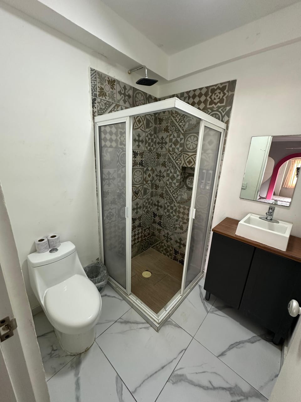 Quadruple Room | Bathroom | Towels, soap, shampoo, toilet paper