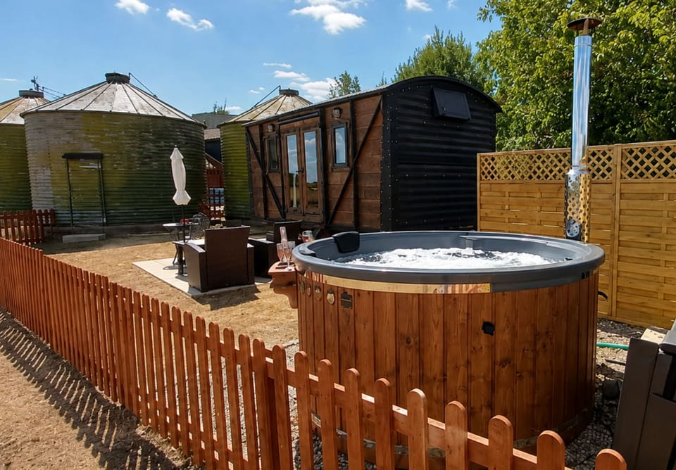 Romantic hut for two with wood-fired hot tub in Thaxted, Essex