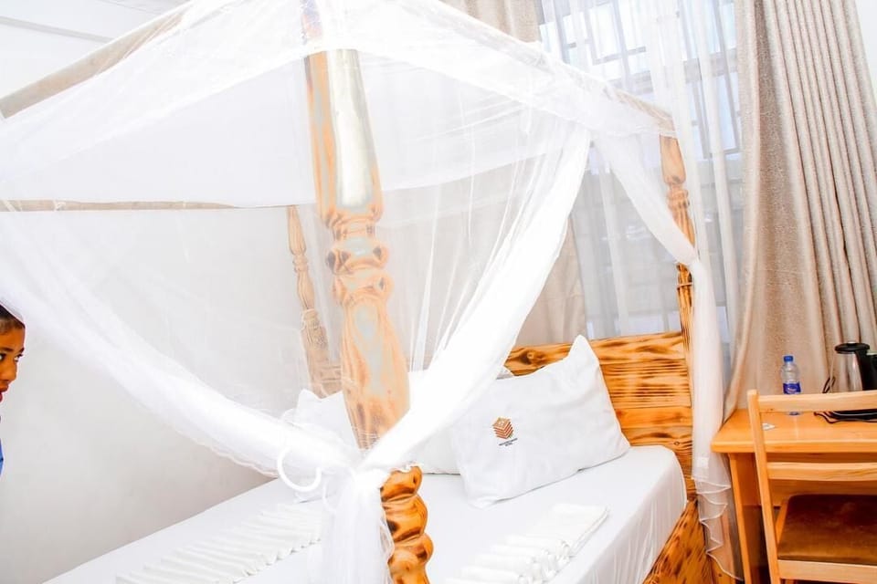 Classic Room, 1 Queen Bed | Desk, laptop workspace, free WiFi, bed sheets