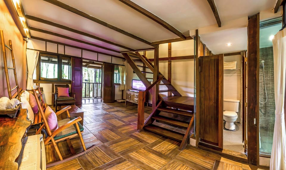 Exclusive Duplex, Mountain View | Living area | 32-inch flat-screen TV with cable channels