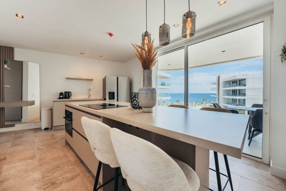 Ocean views while you cook? Yes, please. This kitchen is made for laid-back meals and island vibes all day long.