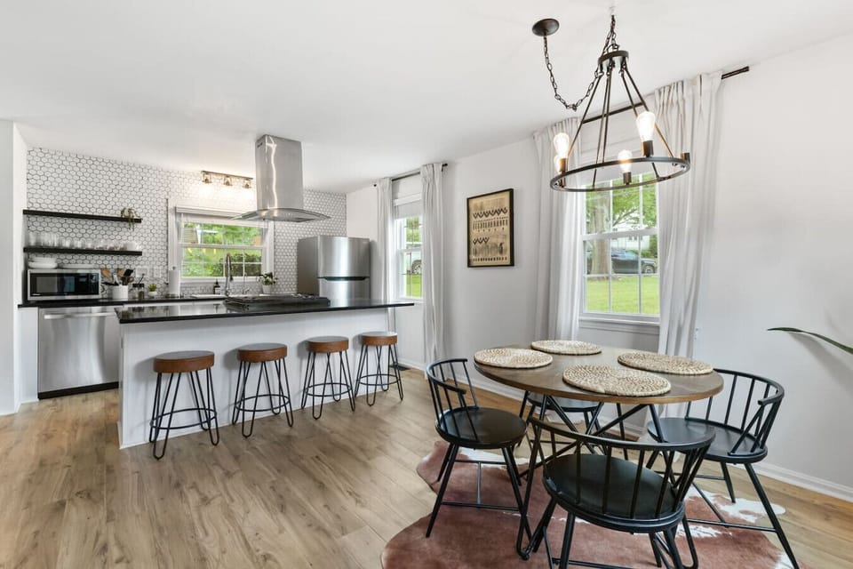 Fully equipped kitchen with seating for 4 at the kitchen island, along with additional seating at the dining table. Drip coffee maker + coffee provided.