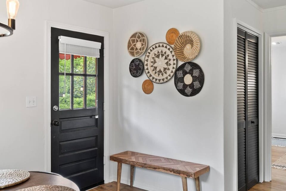 Fully equipped kitchen with seating for 4 at the kitchen island, along with additional seating at the dining table. Drip coffee maker + coffee provided.