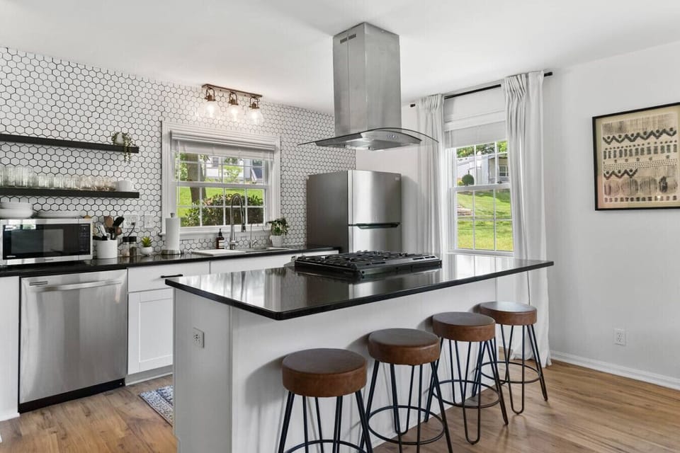 Fully equipped kitchen with seating for 4 at the kitchen island, along with additional seating at the dining table. Drip coffee maker + coffee provided.