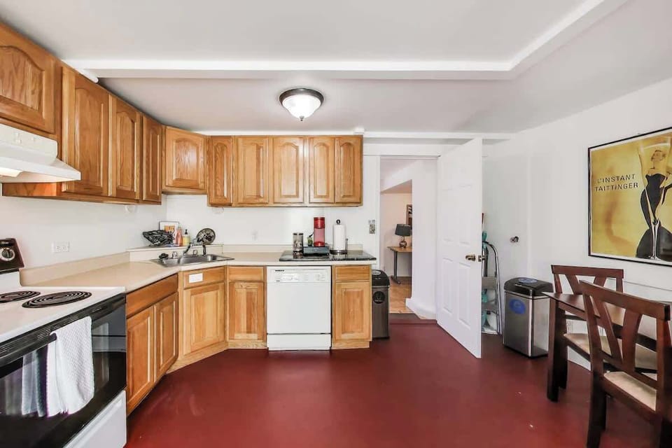 You are welcome to use the kitchen. We provide Keurig coffee and tea pods for your use and the fully stocked kitchen can be used if you need to do some cooking.
We provide dishwasher pods for you as well. 