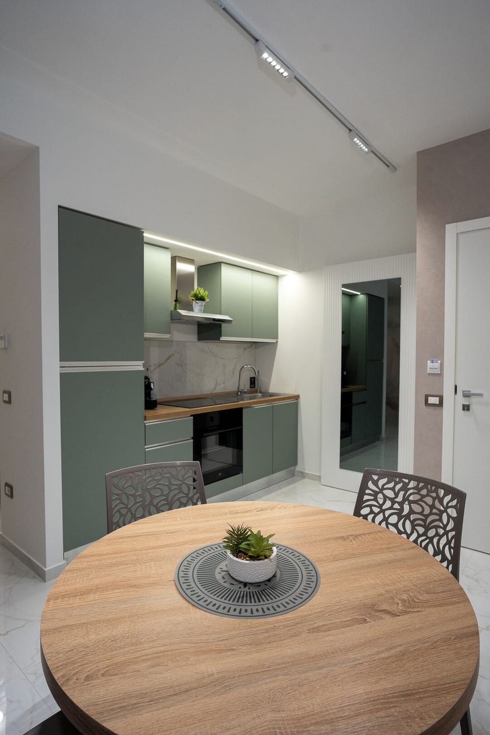 Family Apartment | Private kitchen | Full-size fridge, oven, stovetop, cookware/dishes/utensils