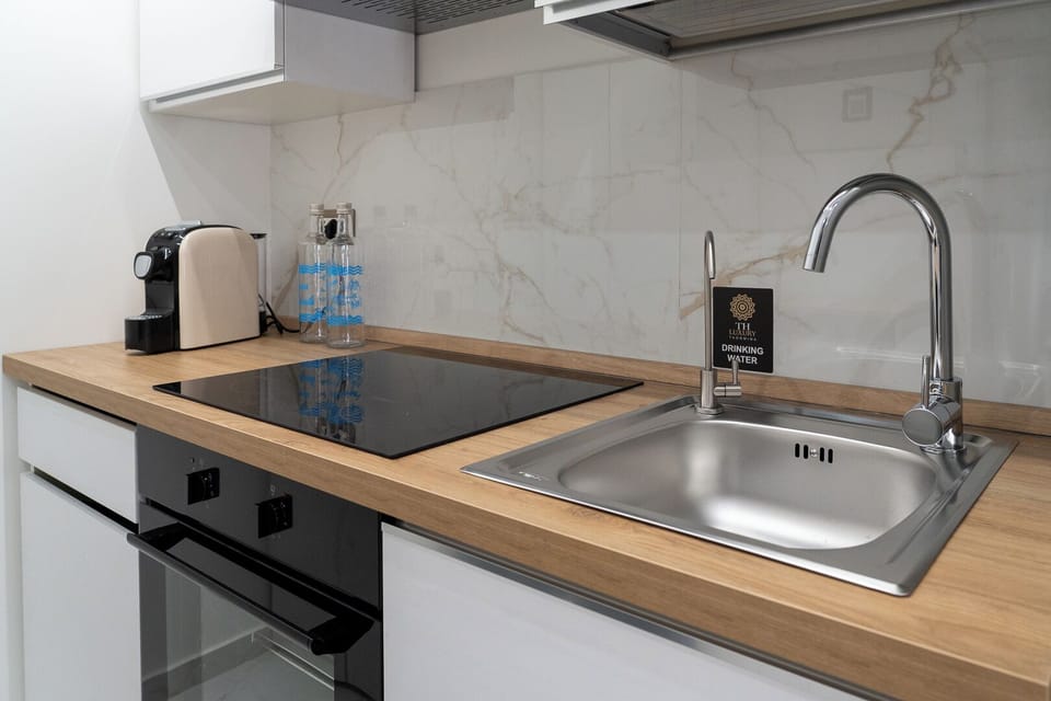 Deluxe Studio | Private kitchen | Full-size fridge, oven, stovetop, cookware/dishes/utensils