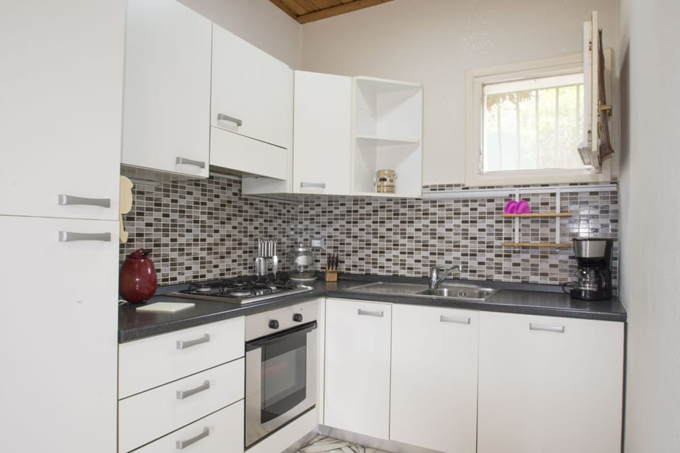 Fully equipped kitchen.