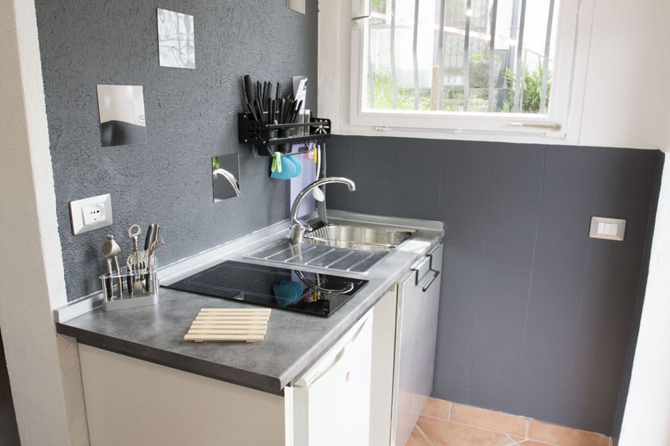 Compact and equipped kitchenette.