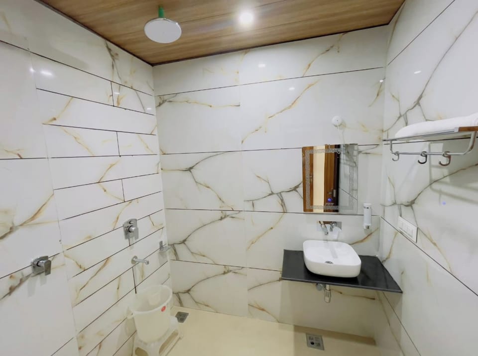 Superior Double Room, City View | Bathroom | Shower, rainfall showerhead, free toiletries, slippers