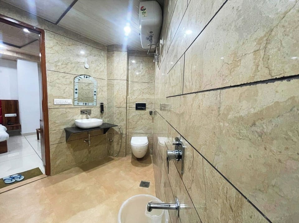 Standard Double Room | Bathroom | Shower, rainfall showerhead, free toiletries, slippers