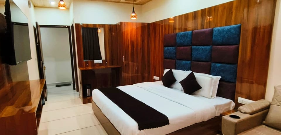 Standard Double Room | In-room safe, soundproofing, free WiFi, bed sheets