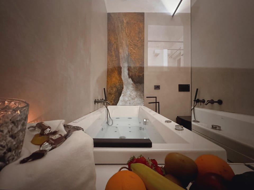 Suite | In-room safe, WiFi (free)