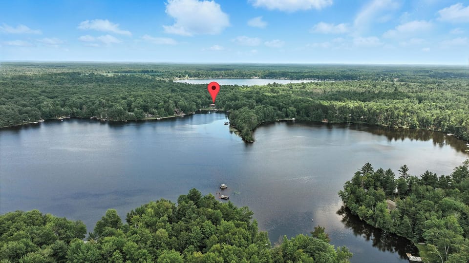 Sandbar Resort is situated right on the beautiful waters of Chute Pond Lake