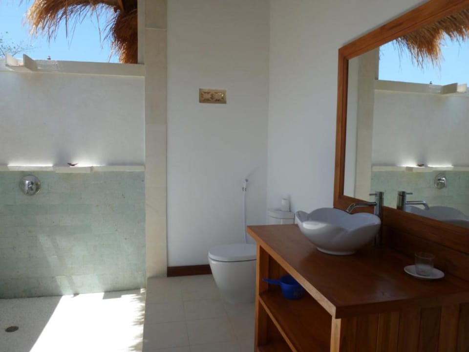 Shower, free toiletries, towels