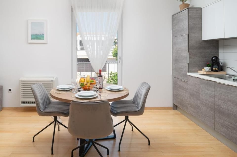 Apartment, 1 Bedroom, Smoking, Balcony | Dining room