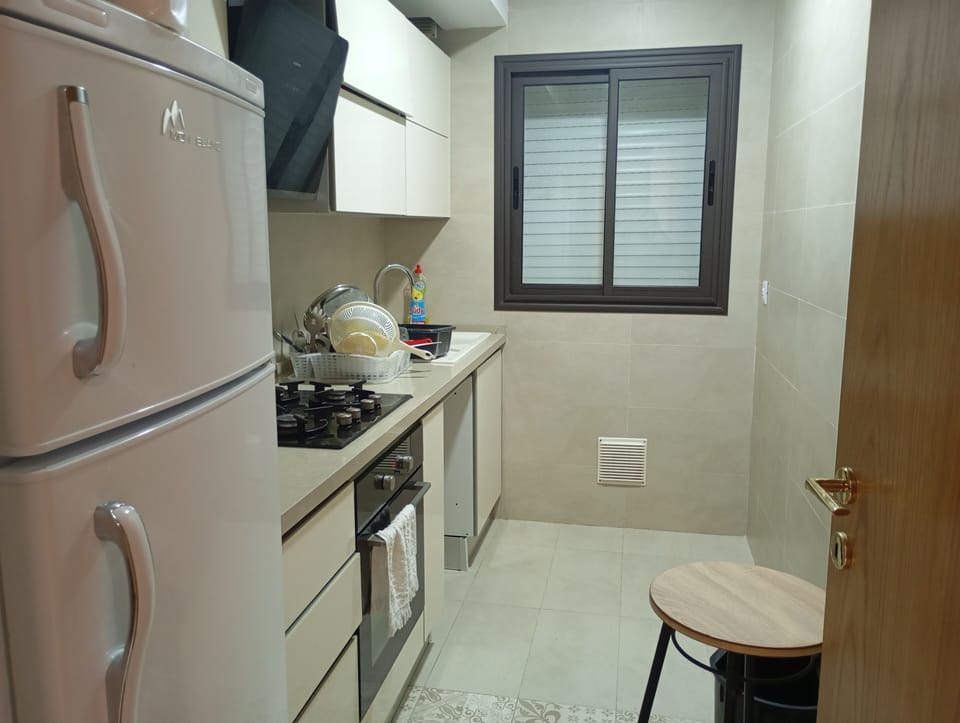 Fridge, oven, stovetop, cookware/dishes/utensils