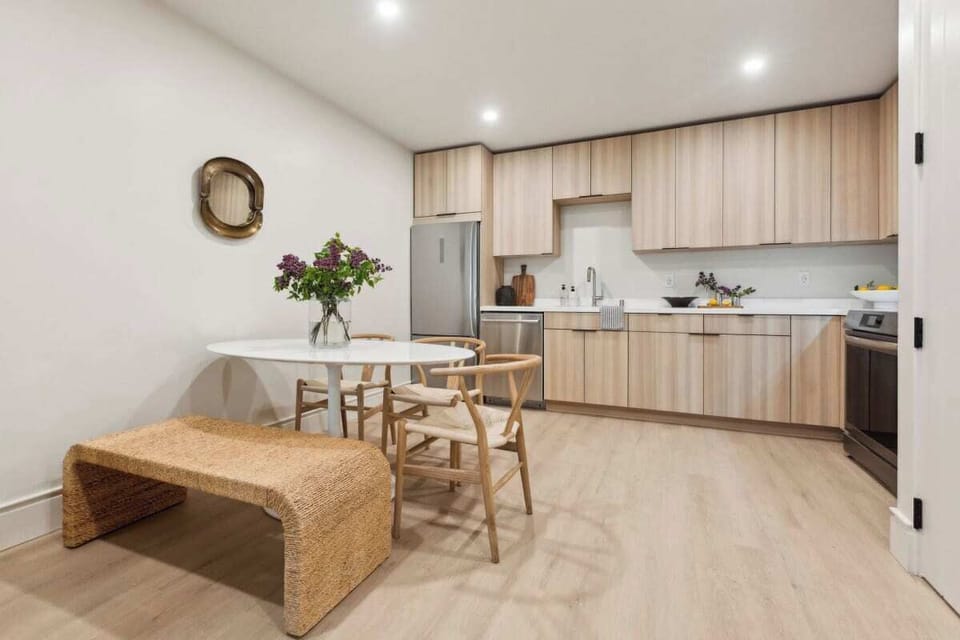 Full kitchen: Nespresso, fridge, stove/oven, plates and utensils,dishwasher