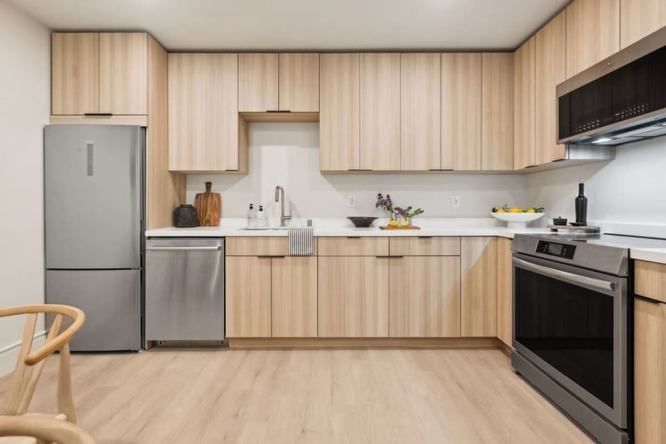 Full kitchen: Nespresso, fridge, stove/oven, plates and utensils,dishwasher
