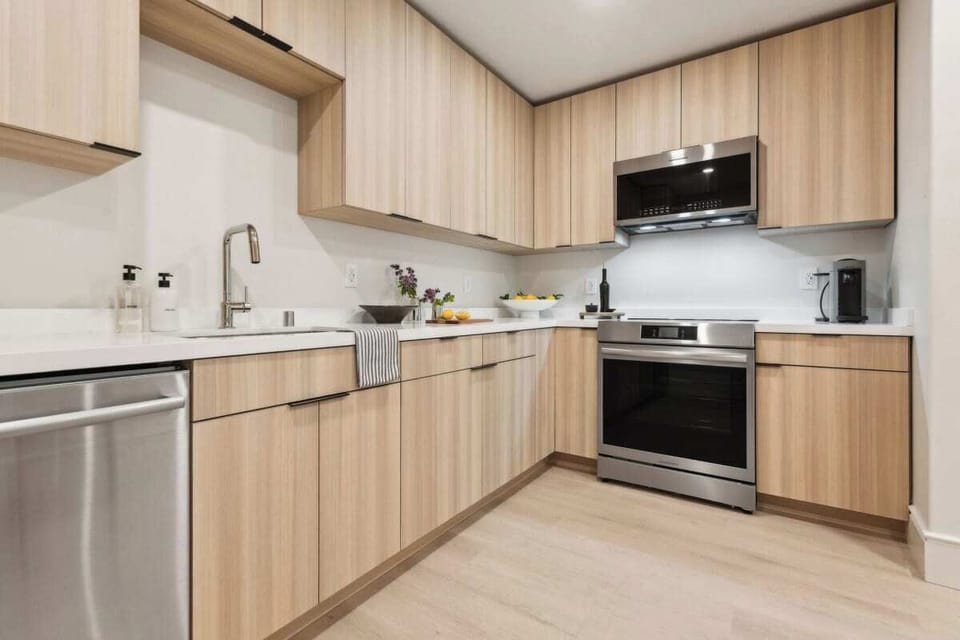 Full kitchen: Nespresso, fridge, stove/oven, plates and utensils,dishwasher