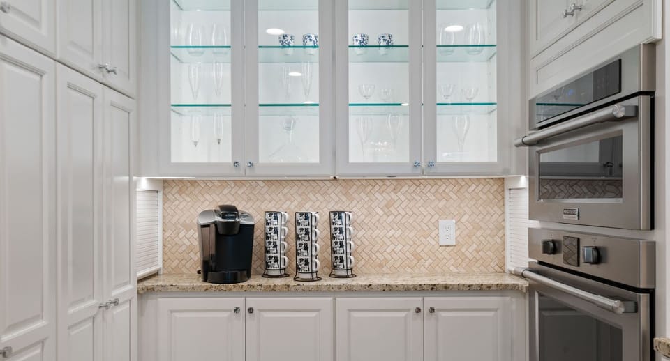 Double ovens for double the deliciousness, plus a Keurig for your caffeine fix!